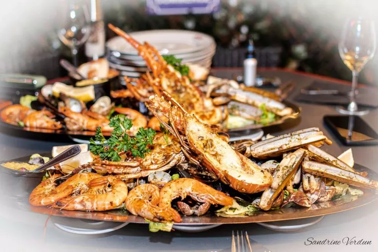 Commander un plateau de la mer dans un restaurant en terrasse à Narbonne, Narbonne, Le Bouchon Gourmand