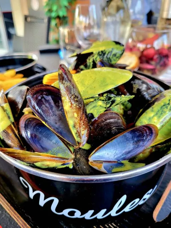 Manger des moules au roquefort dans un restaurant pour un groupe de 10 personnes, Narbonne, Le Bouchon Gourmand